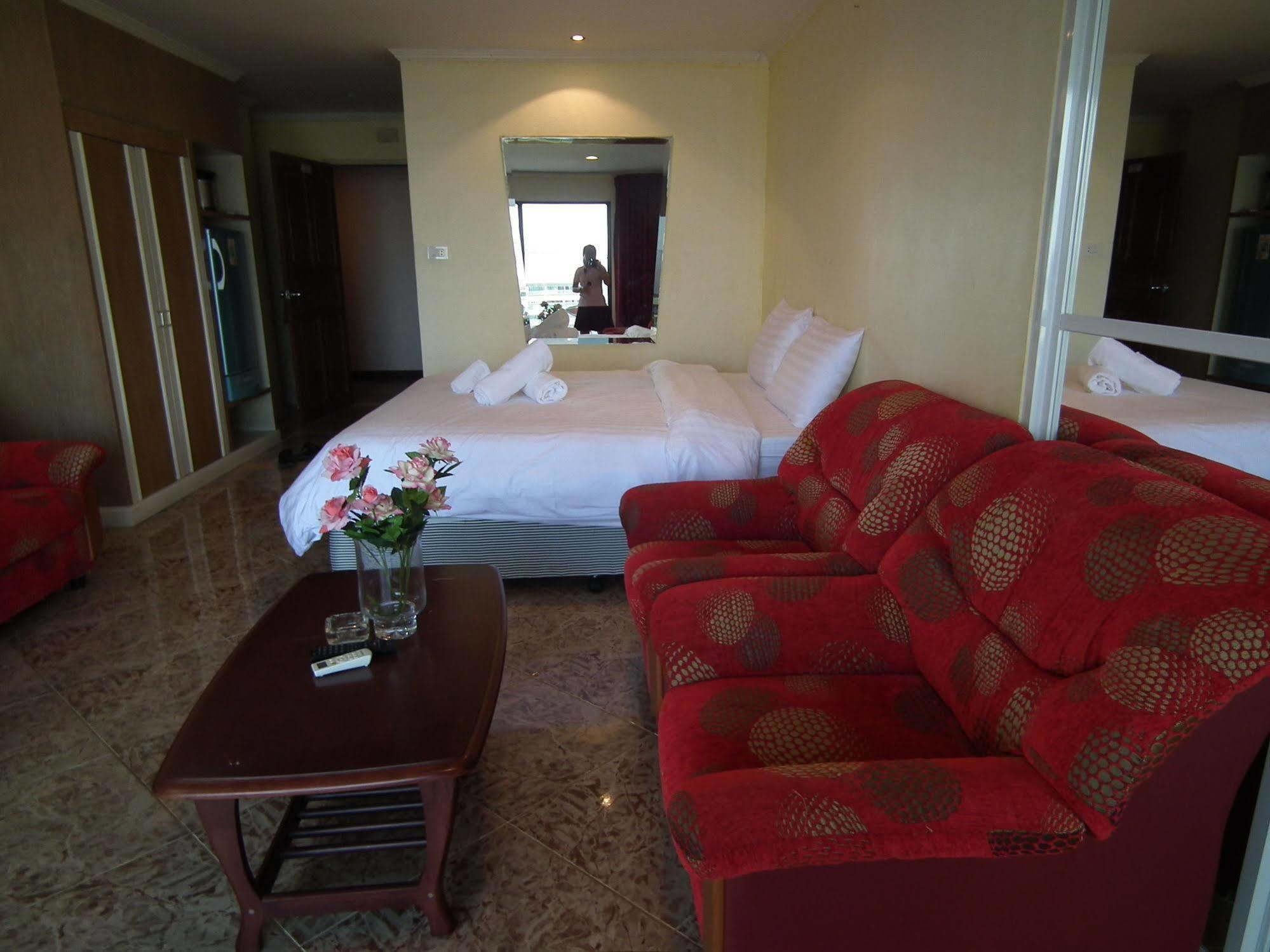Appartamento Abricole At Pattaya Hill Esterno foto