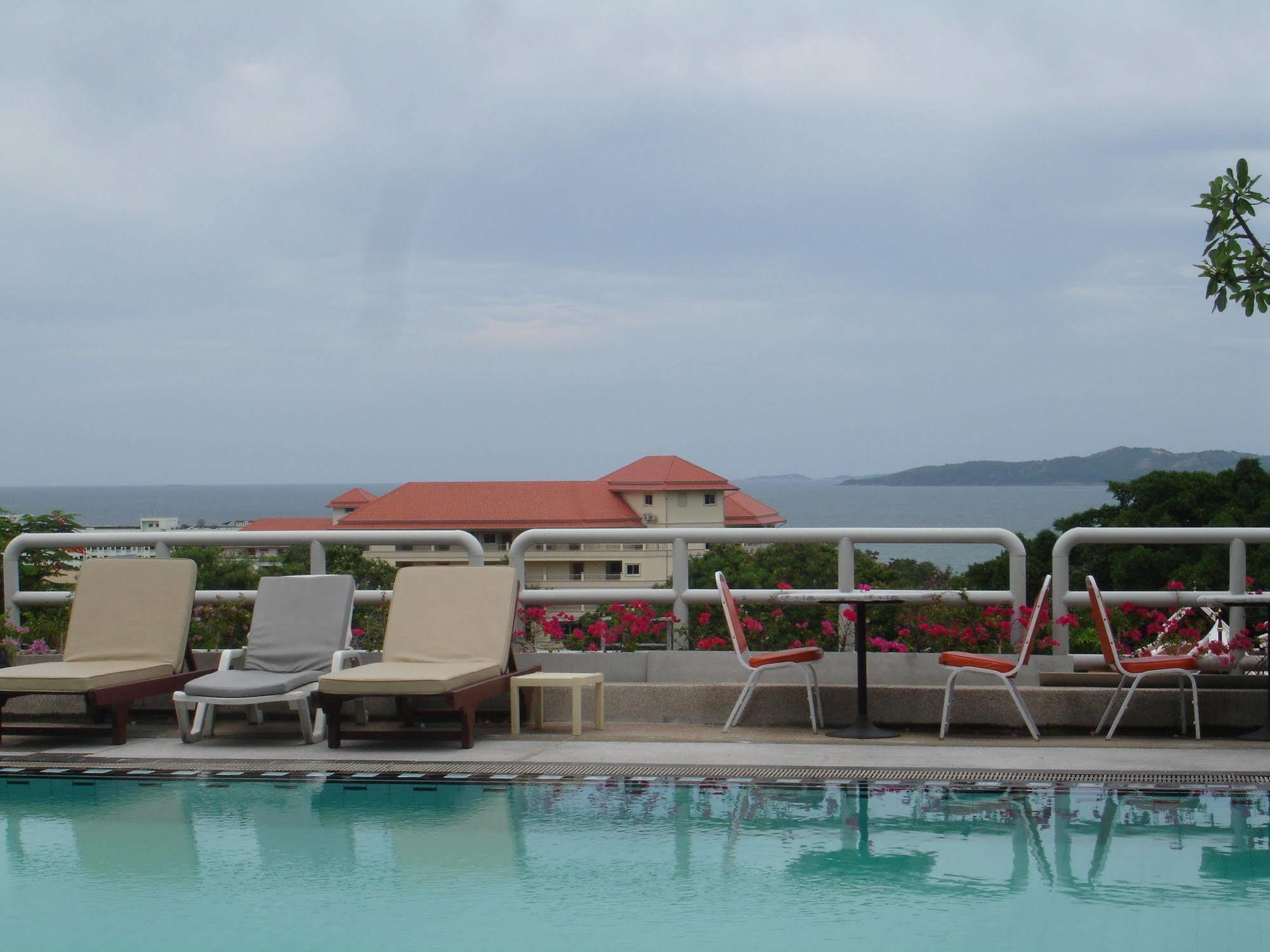 Appartamento Abricole At Pattaya Hill Esterno foto