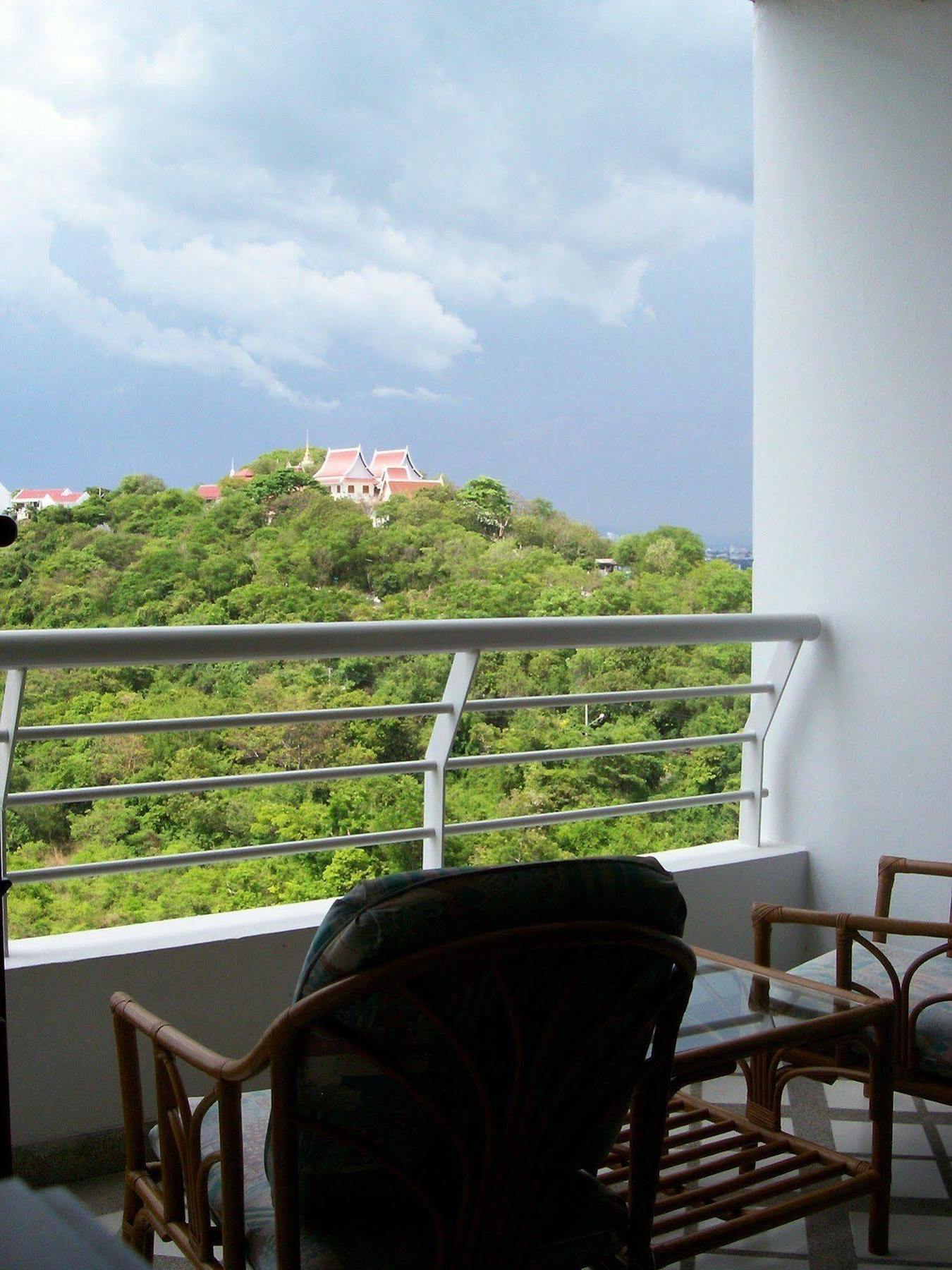 Appartamento Abricole At Pattaya Hill Esterno foto