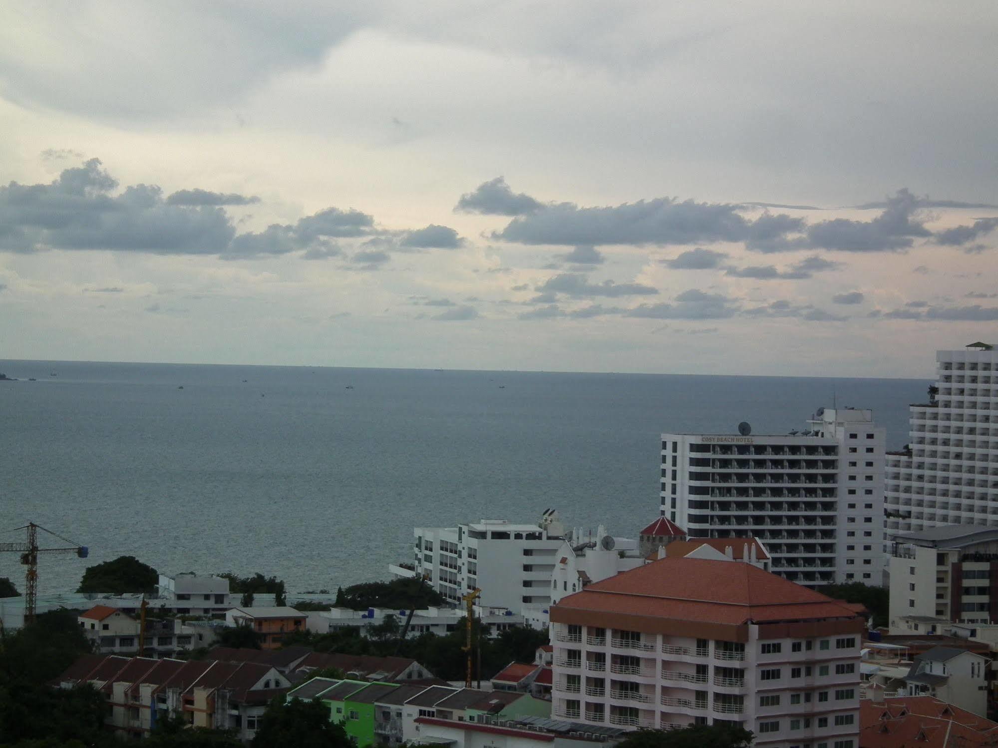 Appartamento Abricole At Pattaya Hill Esterno foto